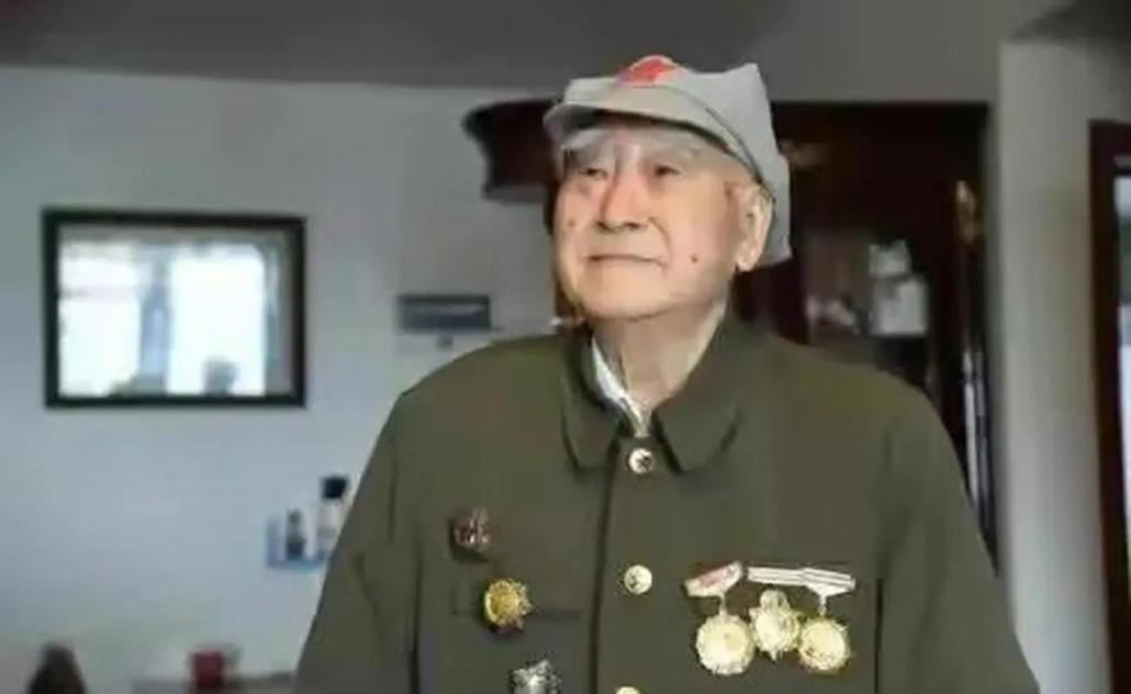 1943年，八路军政委秦光腰部中弹，两个汉奸走到了他身边要补刀。突然，秦光低声说