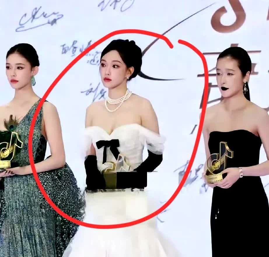 我以为程潇在领奖台上瞪眼睛，只是为了博流量，也觉得她打量旁边女星的眼神很不友好，