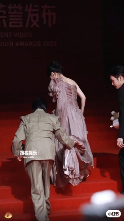 什么叫就怕人笨还勤快说的就是张彬彬他给毛晓彤提裙子，像是在收被单，还提的老高