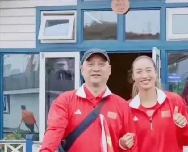 🌞那些年，郑钦文还没打出来，赚不到钱，她爸爸就卖掉了武汉的房子，她妈妈开着