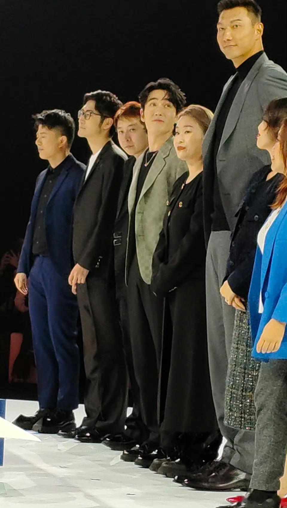 身高一米八的猛男看到身高两米➕的就会这样哈哈哈哈！！！！朱一龙