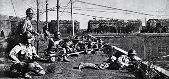 1939年，日本大佐饭野贤十，在南昌战场上，瞄准撤退的中国士兵，练“百步穿杨”。