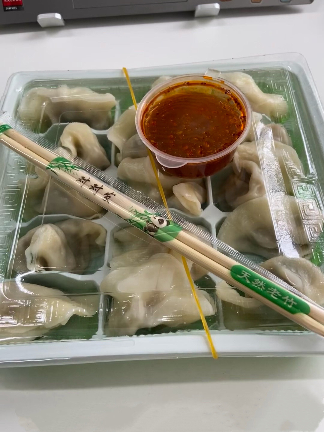 最近上火吃不了重口味的，看助理吃的饺子有点馋了，赶紧自己也点了份，有很多种口味可