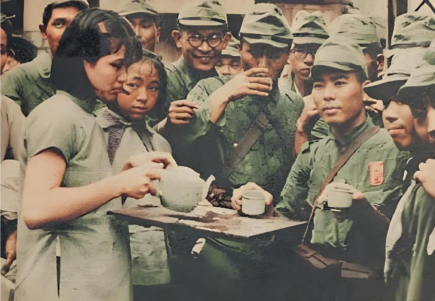 这张照片是侵华日军“伪亲善”宣传的虚伪罪证。画面中，两名中国年轻姑娘神情紧张