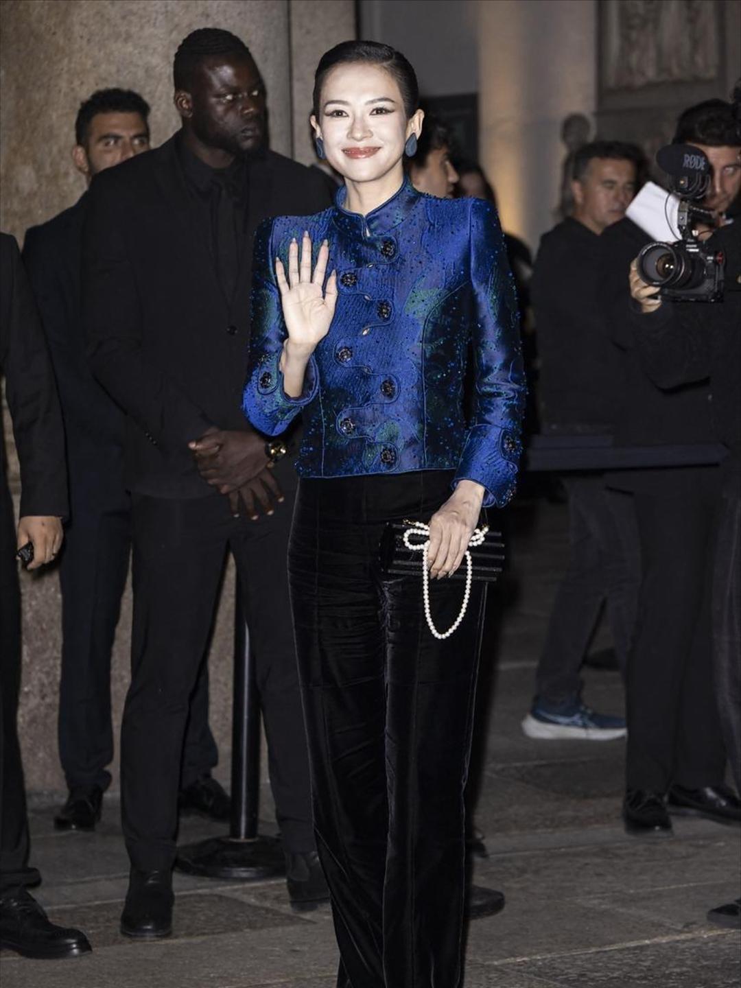 章子怡巴黎秀场细节炸了！原来顶流的底气，藏在每针每线里凌晨三点巴黎雨里，章子