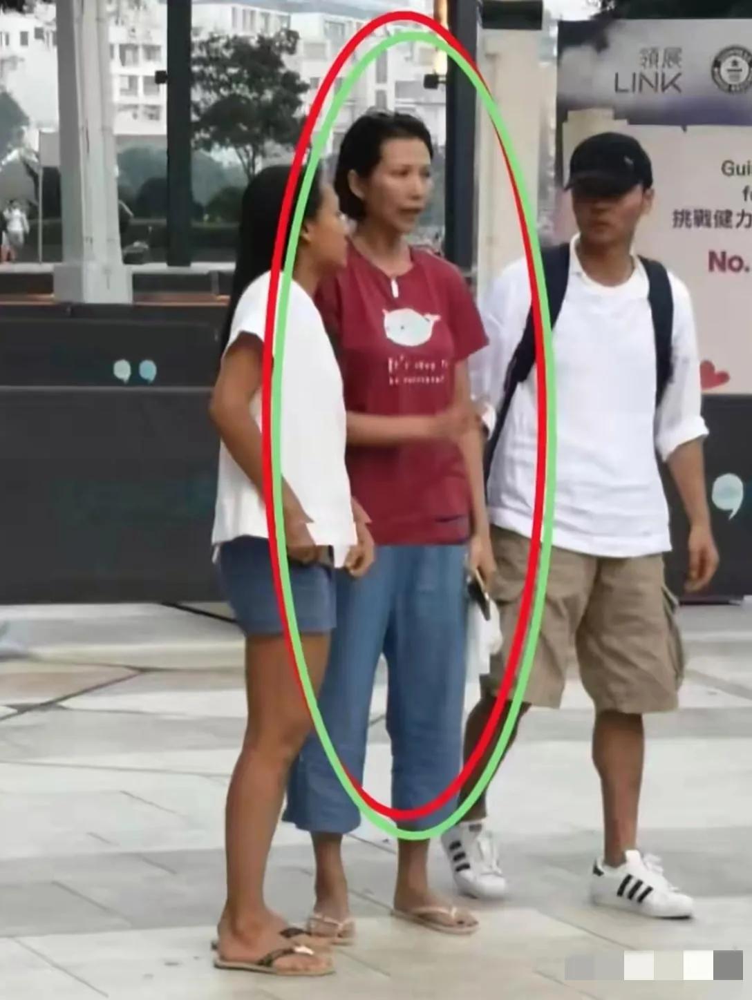 路人视角的蔡少芬发型老气，衣着朴素，发际线后移，这样的妆扮看上去是接地气，但略显