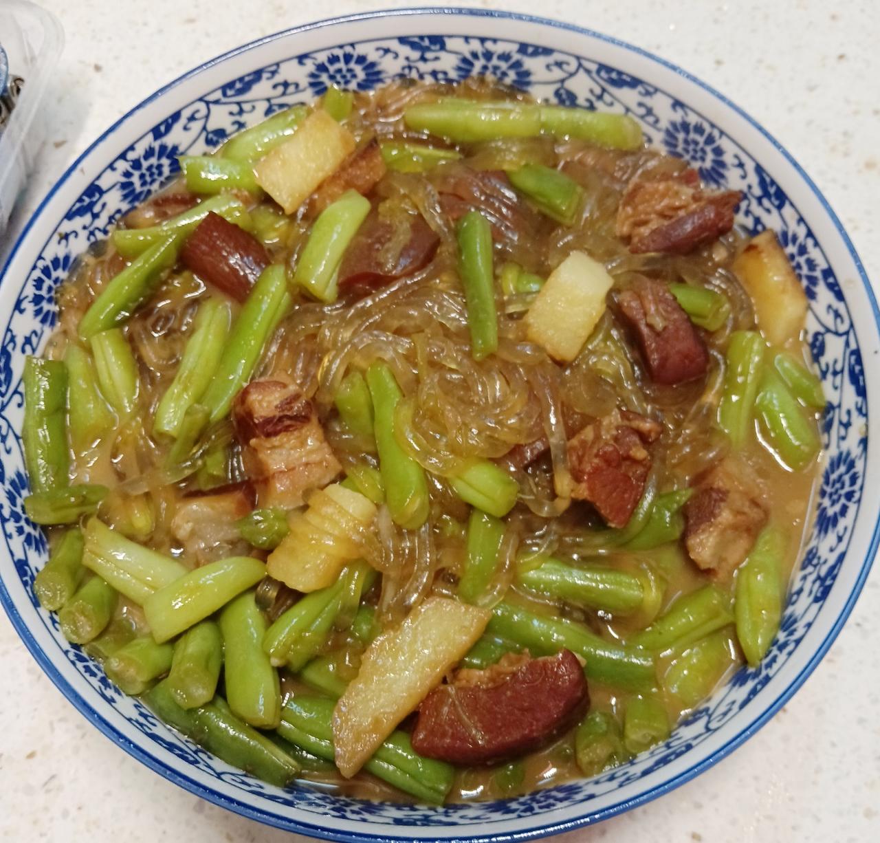 昨天和今天都是阴雨天气，哪儿都去不了，只好在家追剧、做饭吃。吃什么呢？真让人