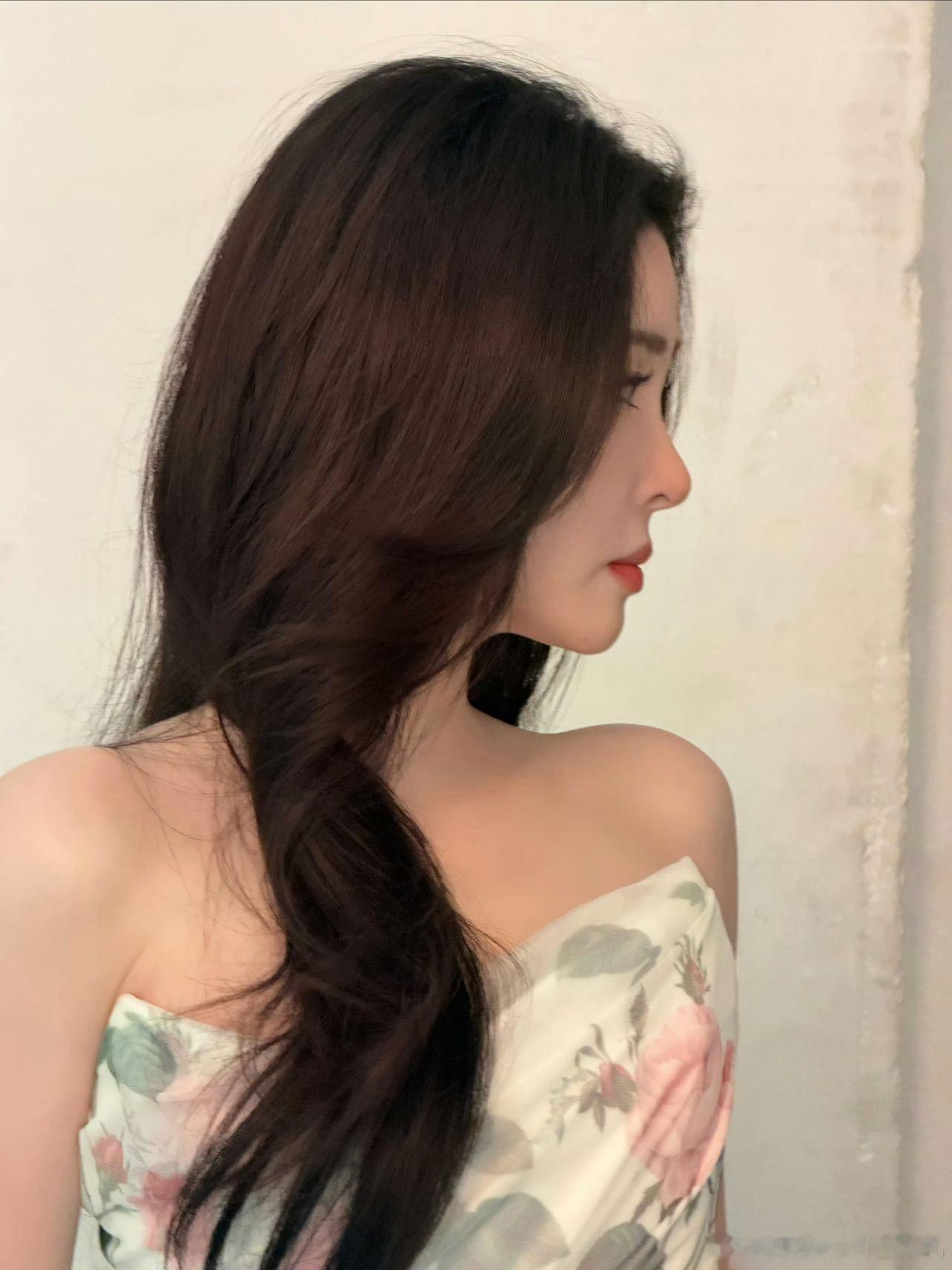 张碧晨这可是红毯啊芭莎之夜红毯造型出炉！一袭黑裙亮相，黑天鹅氛围感直接拉满，举止