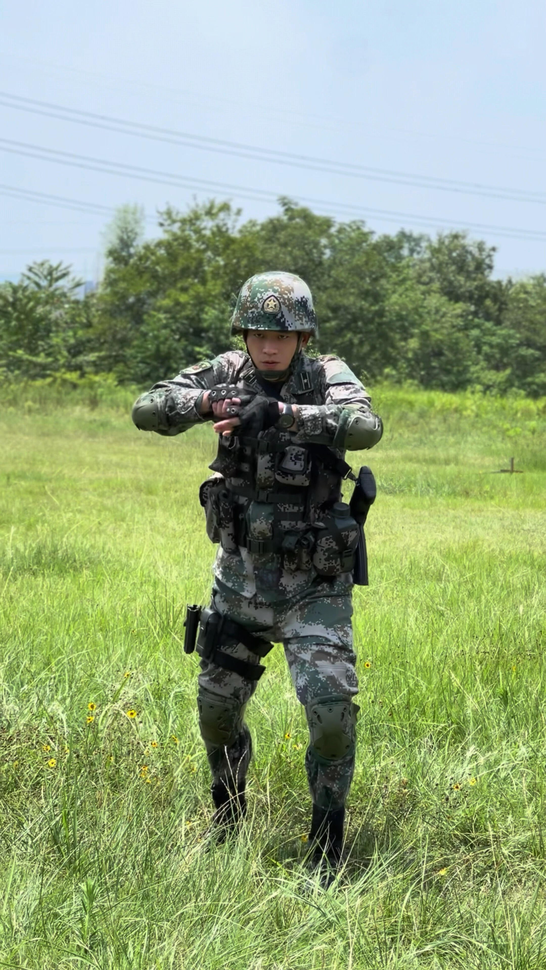 欧豪兵自风中来第11集开虐欧豪新剧开始虐了他那么热爱部队生活的人，演习场上较真