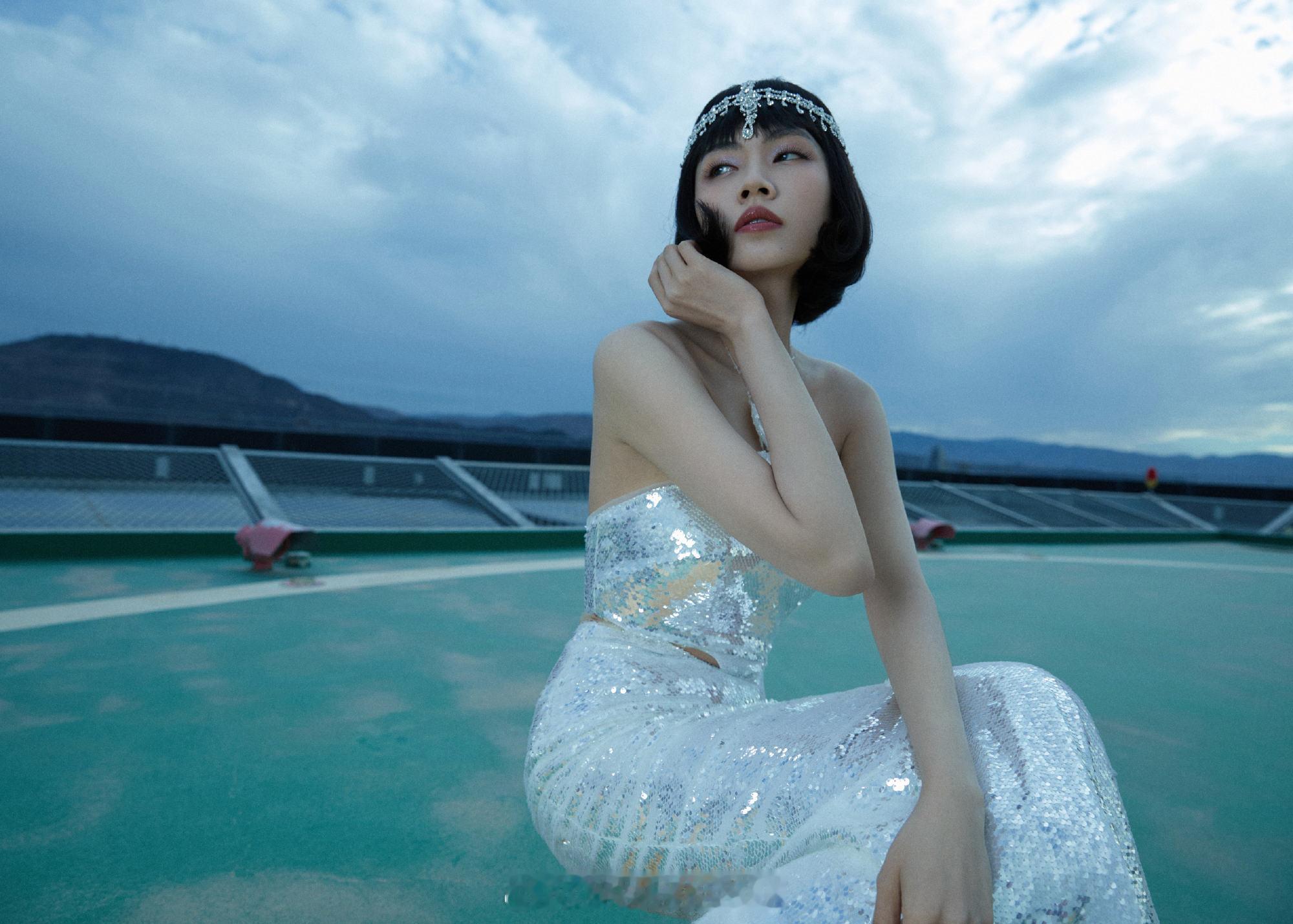 刘惜君短发银色抹胸裙写真