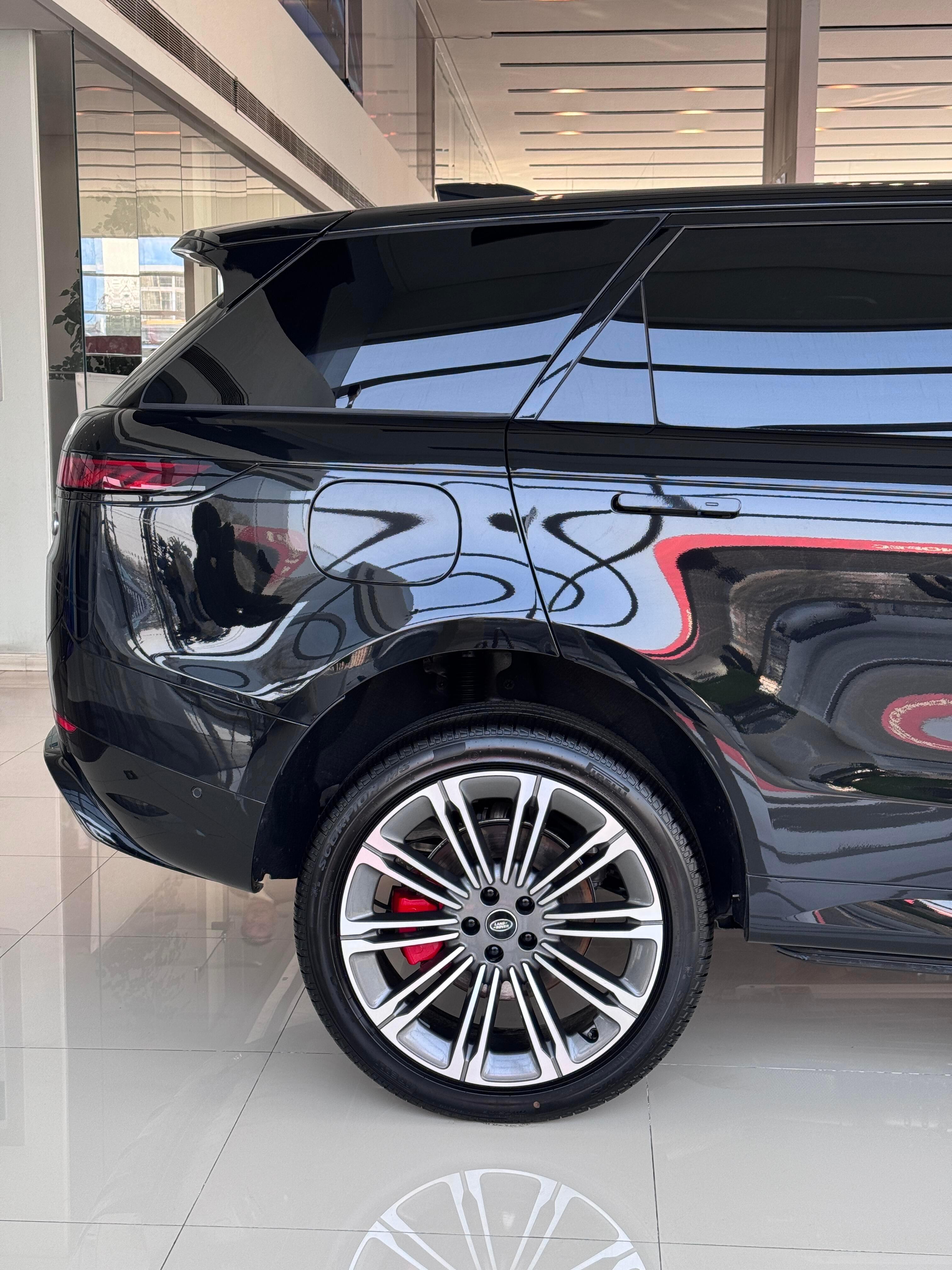 揽胜运动一定程度上甚至比揽胜都好开扎实厚重还灵活因为现在大车太多了普遍5.