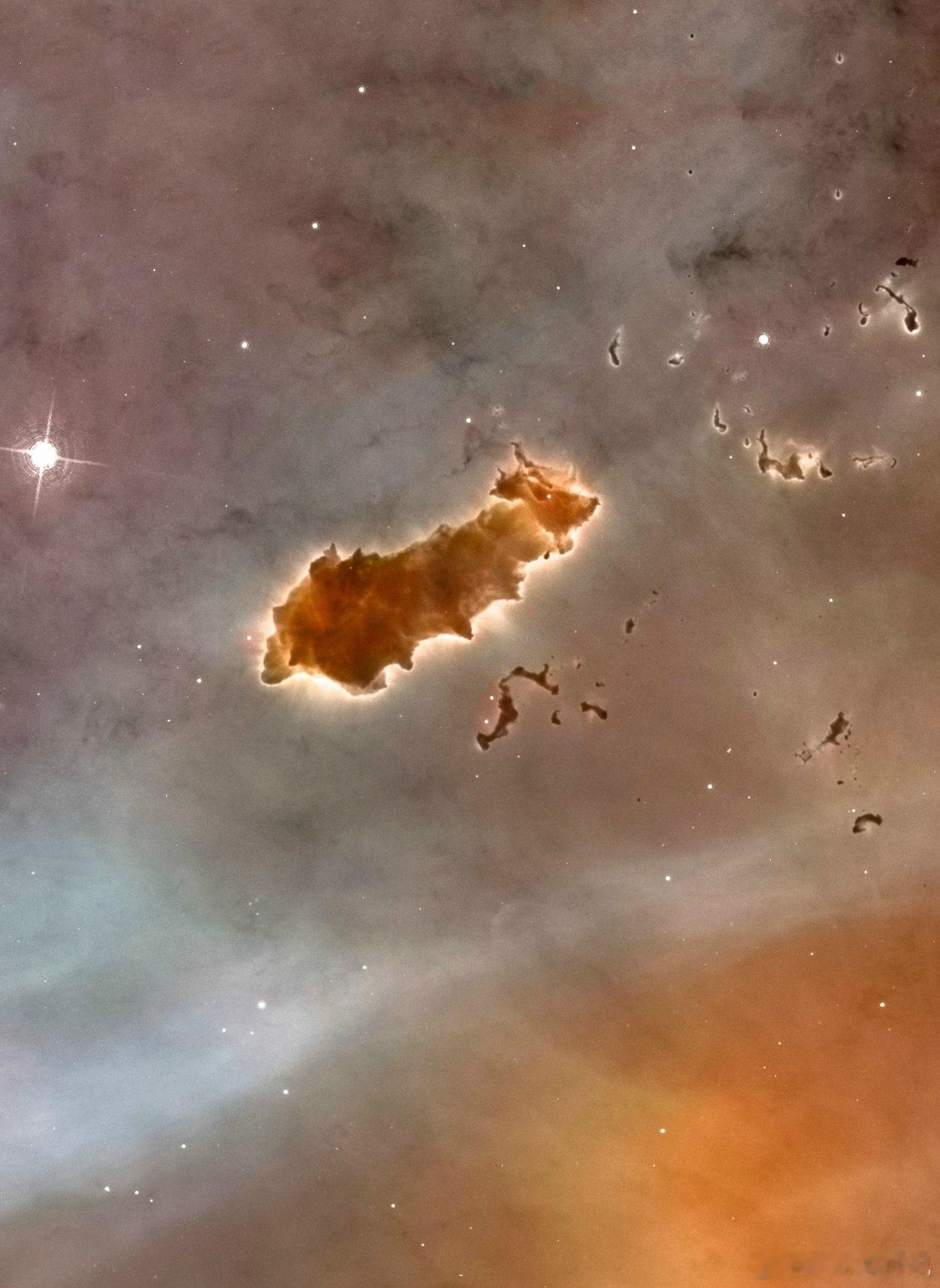 球状体是黑暗的气体和尘埃云，在更明亮的星云或恒星的背景下可见。它们最早由哈佛天文