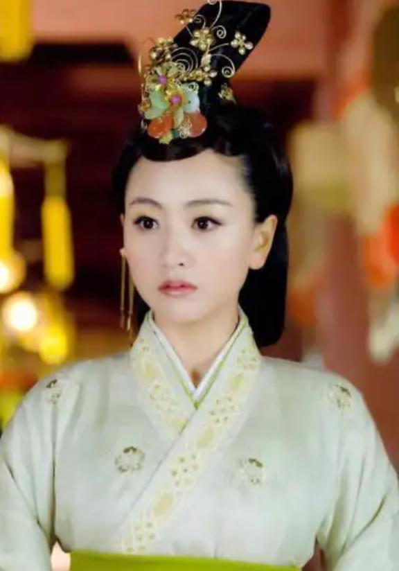 1075年的一天，辽主耶律洪基逼着皇后萧观音自杀。之后，仍觉不解气，居然扒了萧观