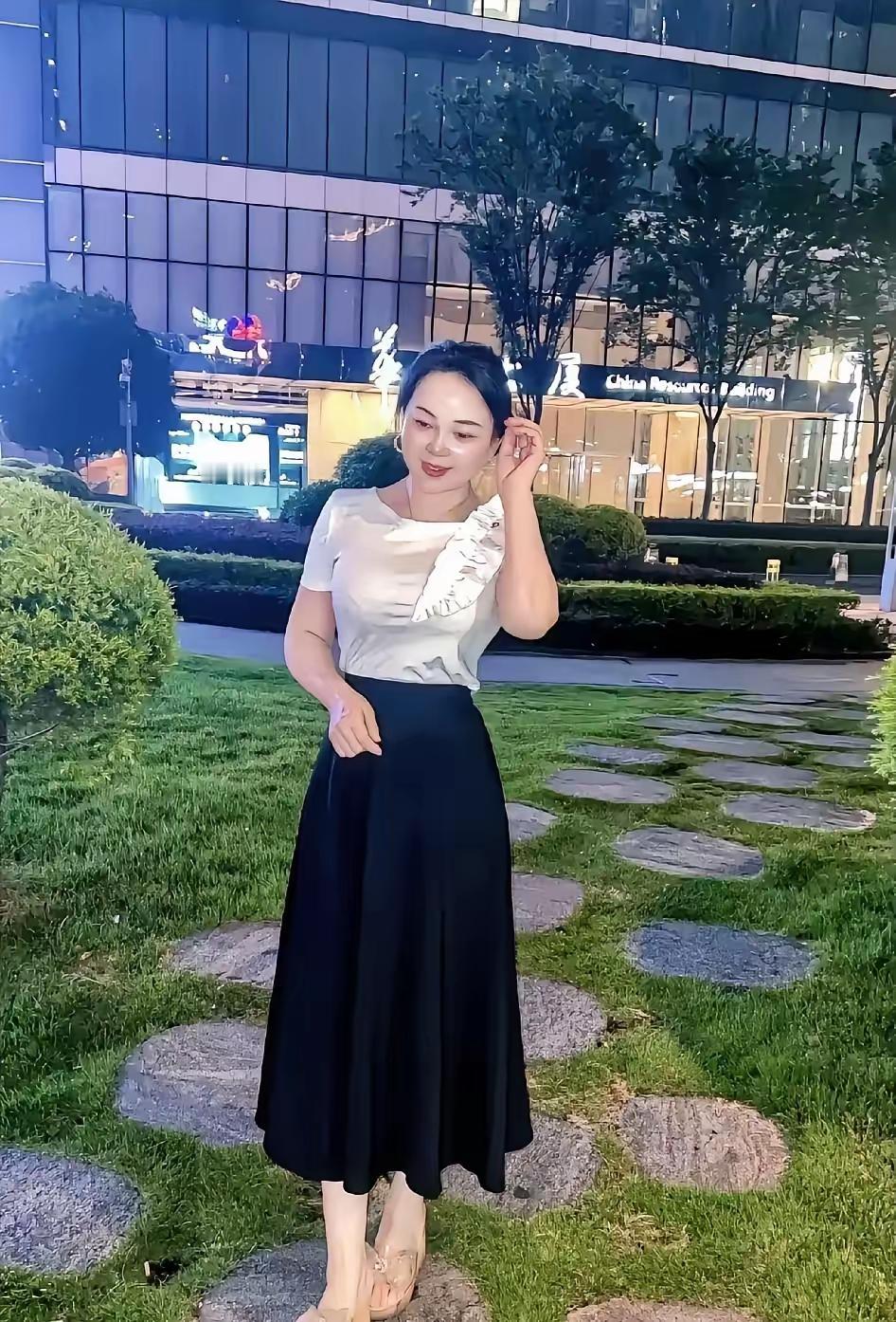 高情商的人常有的几个表现：1.逢人就喊“哥”、“姐”。1.把“谢谢”改成