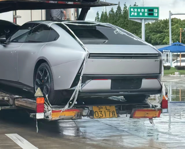 小鹏P7这个角度来看，挺好看的这个角度看还是有一点高级感。果然跟m03一样，