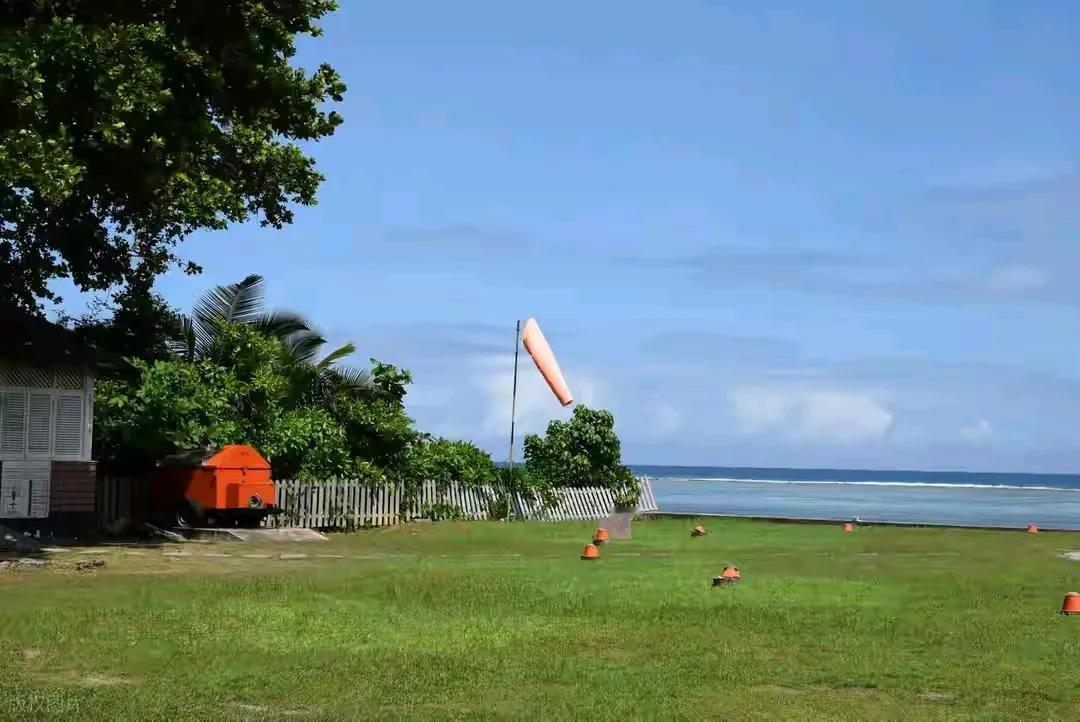 何必大老远去看什么瑙鲁，不如就近看咱们国家的南海诸岛，如西沙永兴岛等，在小海岛上