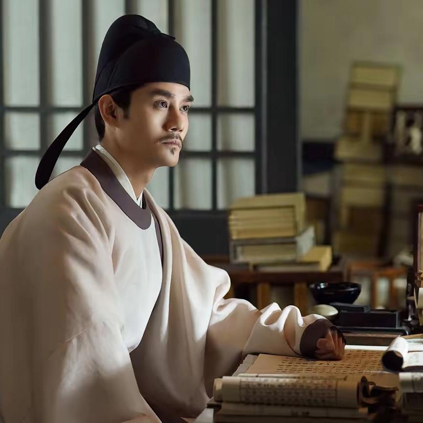 宋仁宗的遗孀曹太后宴请群臣赏花，一时高兴，多喝了几杯。醉眼朦胧当中，一个人拿着诏