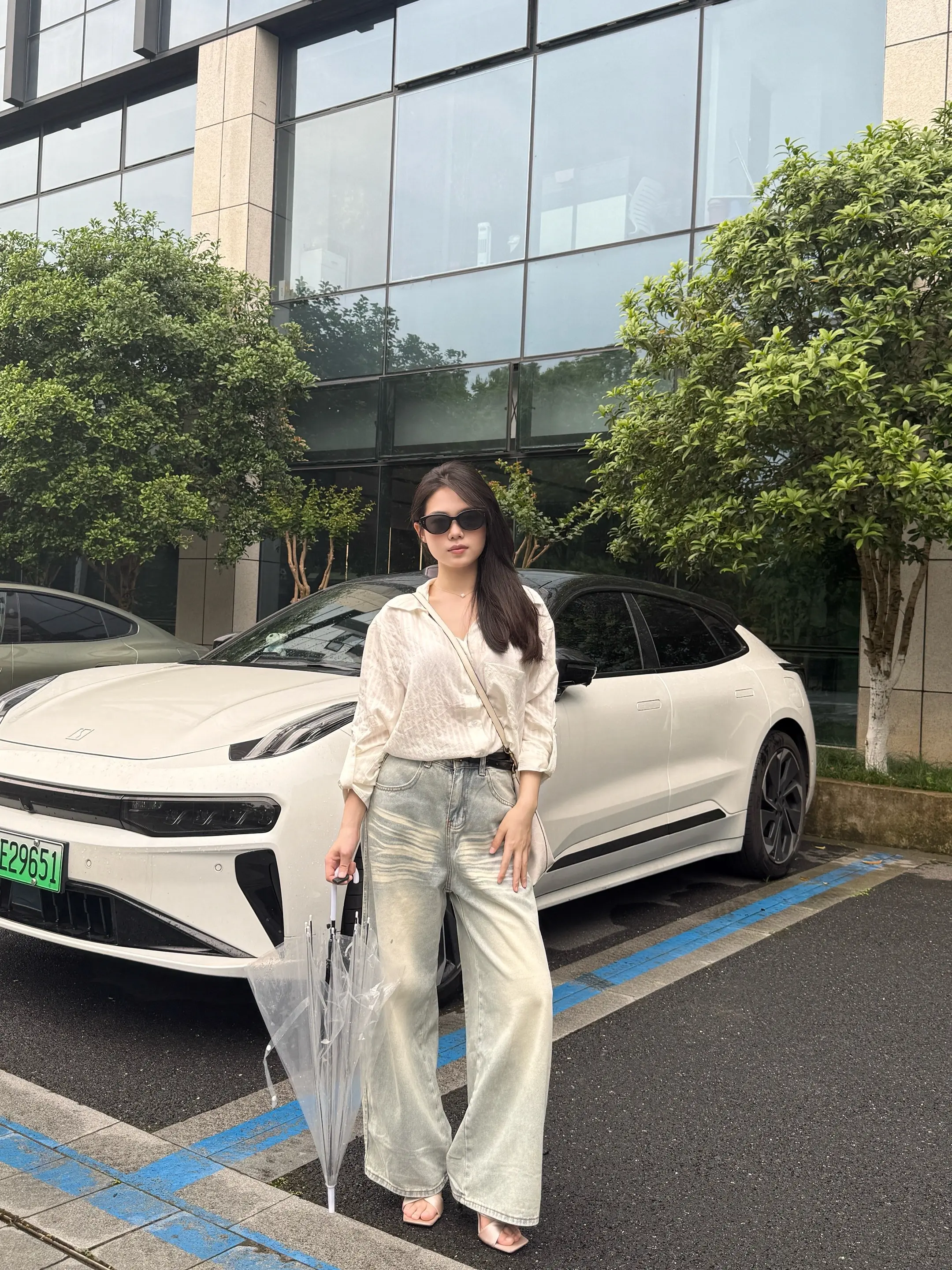 白色衬衫街拍牛仔裤