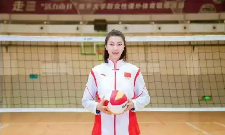 袁心玥突然发文，一句“暂别球场”把球迷砸懵。前一秒还是国家队队长，扣球砸得