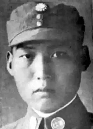 1943年，滇西抗战中，一名男医护正在救治伤员。不远处一名倒地的日军突然站起身来