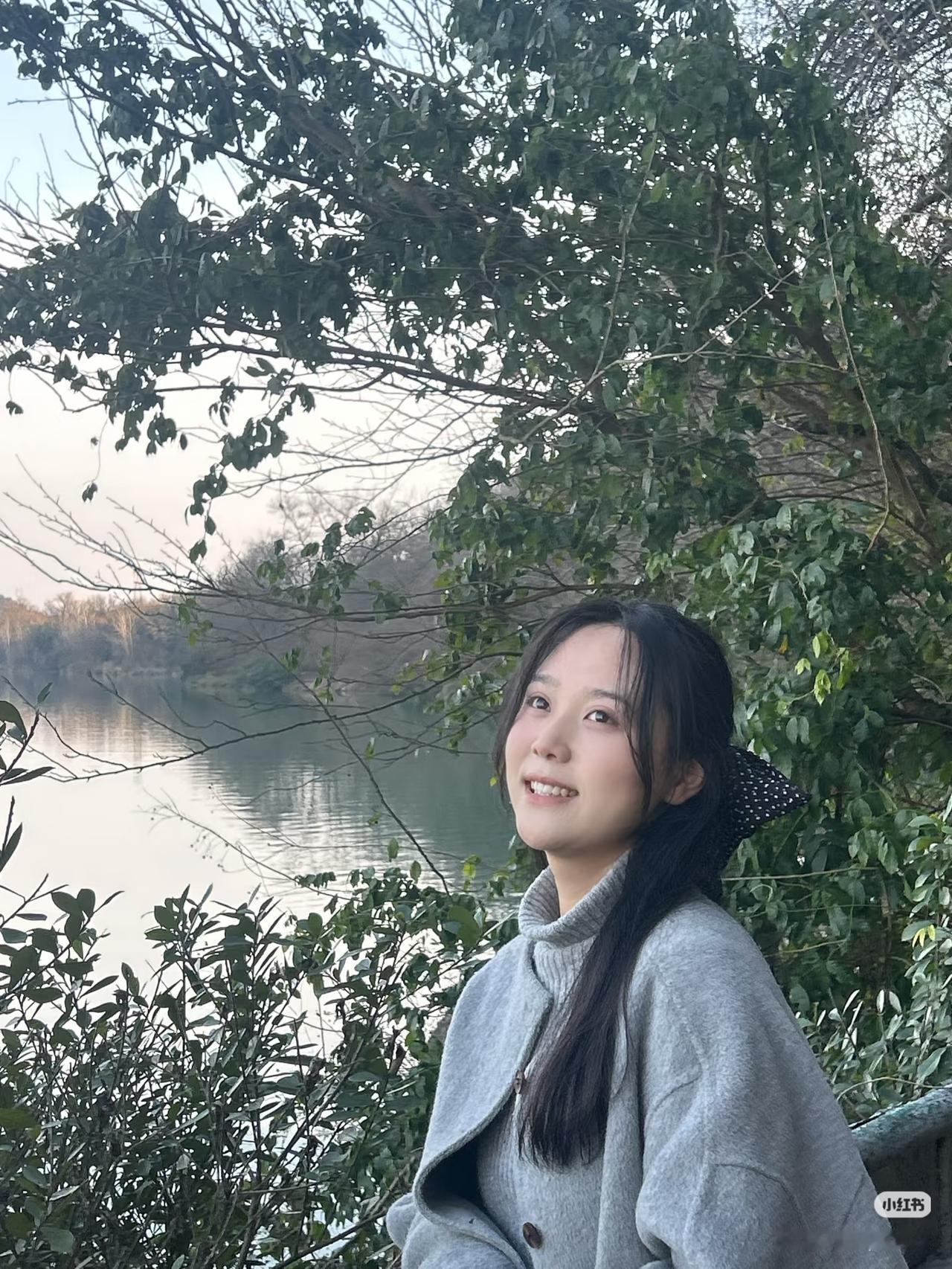 绿水青山间，笑语盈盈处。