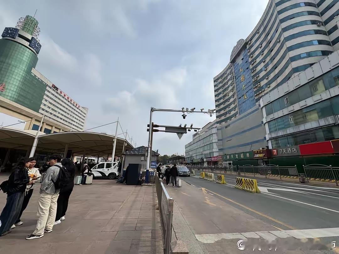 这次进度堪称神速，济南天龙大厦围挡已经立起来了，拆迁公示也张贴了。南广场2025