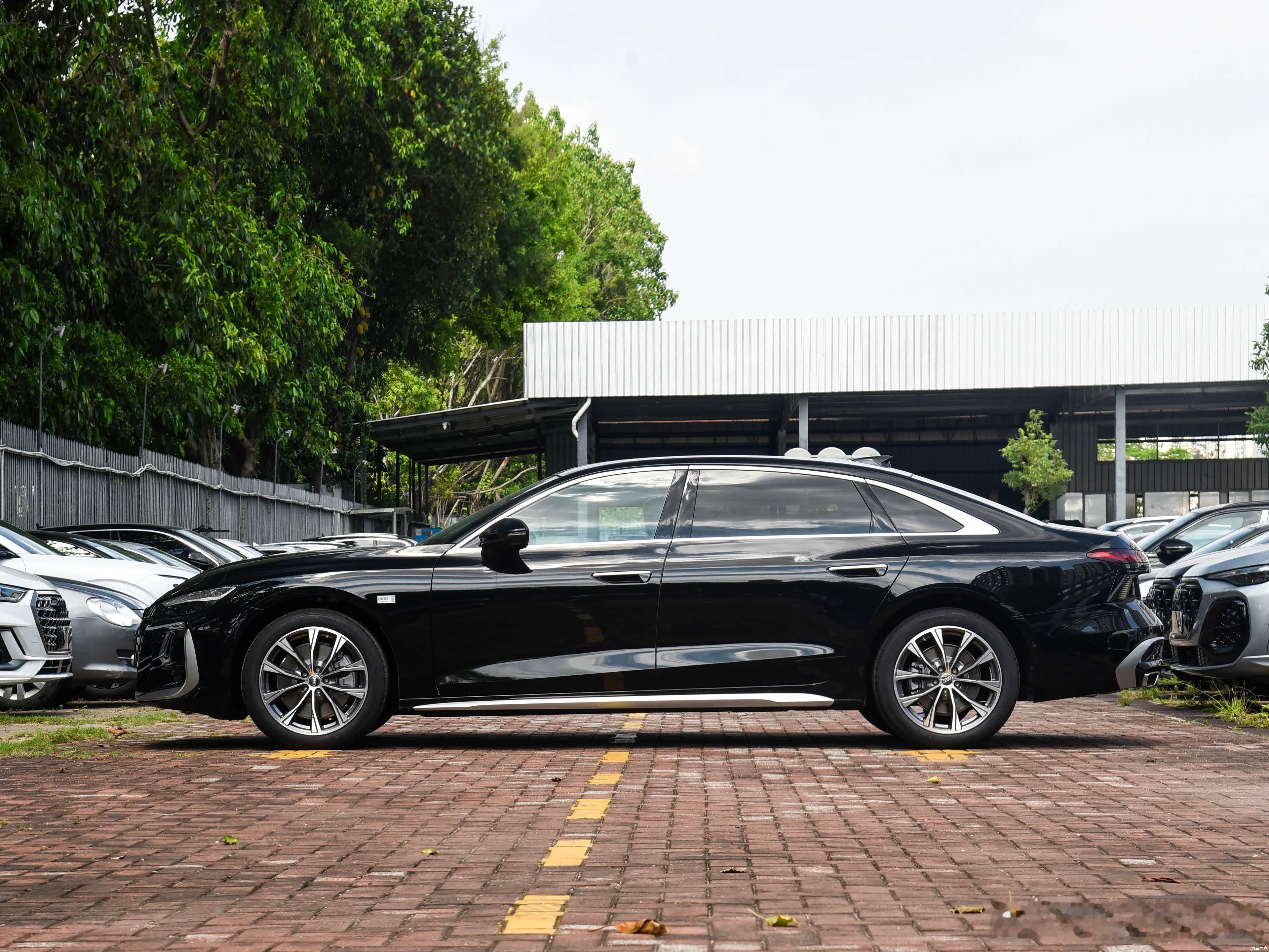 奥迪A6LC9尊享型指导价352900优惠3万块钱需要保险全新A6开