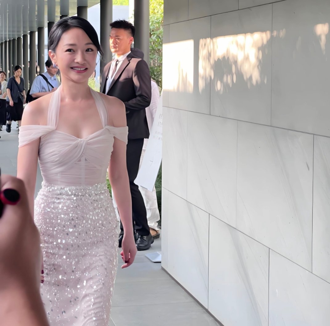 周迅凭新片《初次尝到寂寞》获第31届釜山国际电影节最佳演员奖，成为华语首位集齐“三金一A”的影后，用