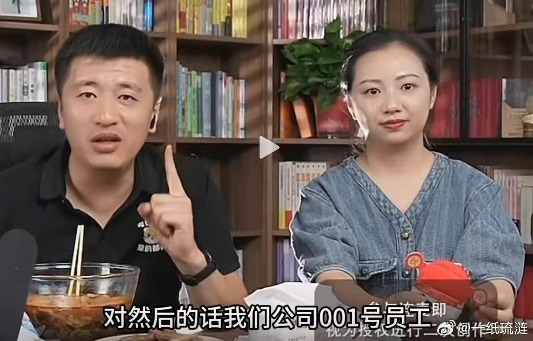 万霞，是张雪峰的助理，她的年龄与张雪峰的妻子李丽婧相仿，长得不是特美，但她的五官