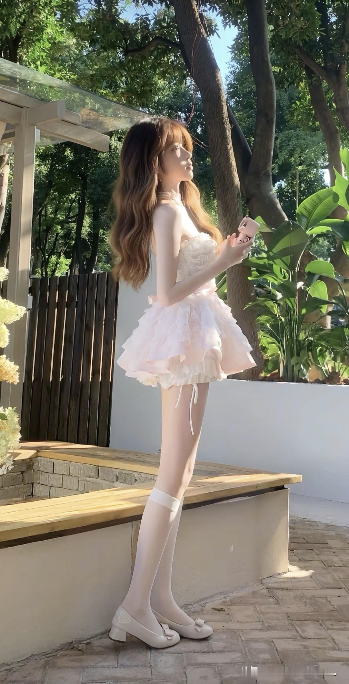 林间漫步女孩绿裙美人自拍穿白裙的少女绿裙美少女