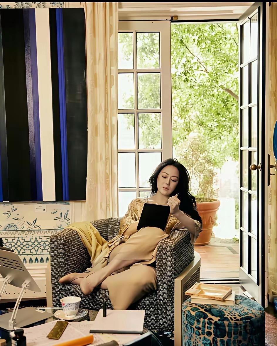 前三张是章小蕙的家，后三张是刘嘉玲的家，果然房子如人，章小蕙的家，有书香，有人味