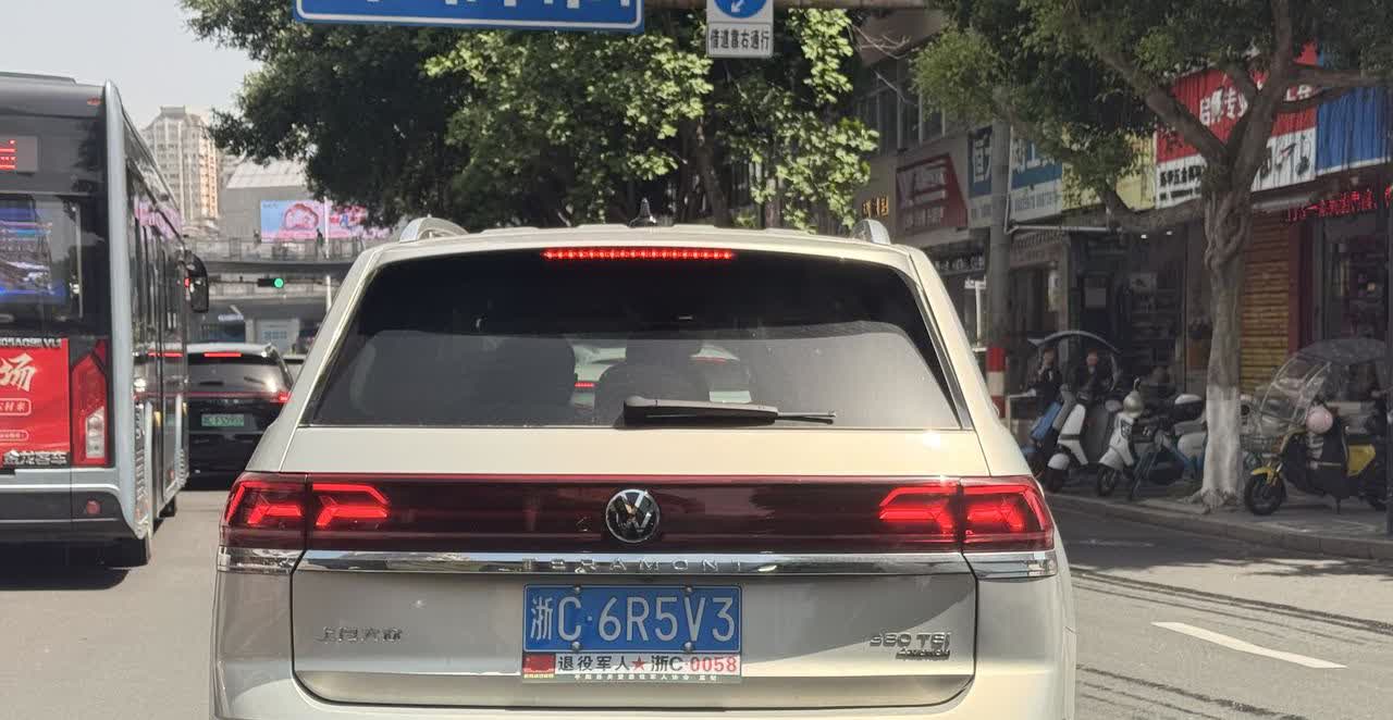 这样悬挂副车牌是否合法？@温州交警