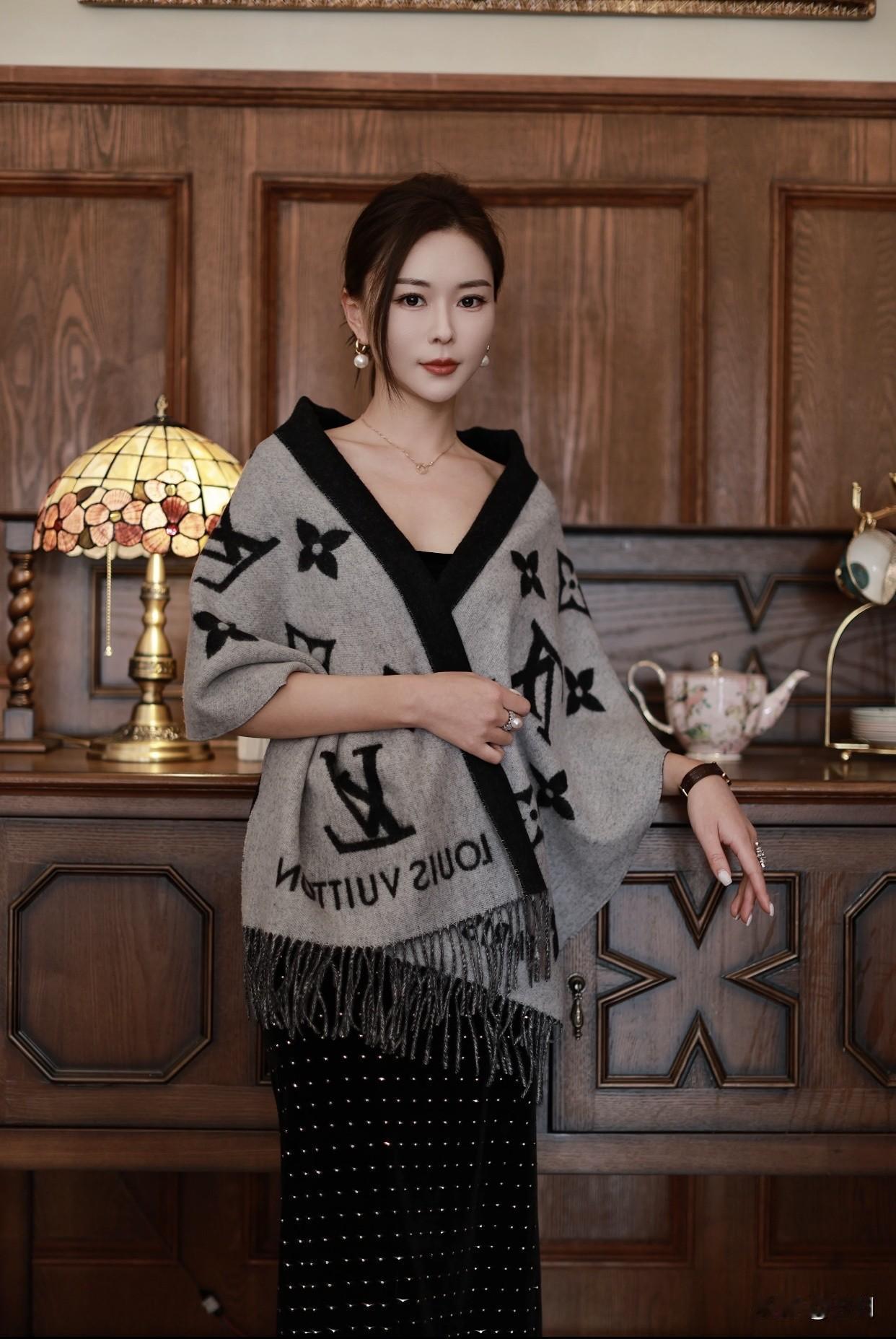 大家觉得什么样的女人是气质女神眼神有光，充满自信与活力，而不是空洞无神。