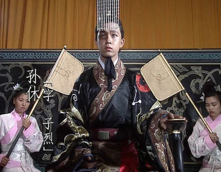 258年腊月，孙綝准备在家中过年，突然景帝派人请他赴宴。孙綝称病不去，无奈太监来