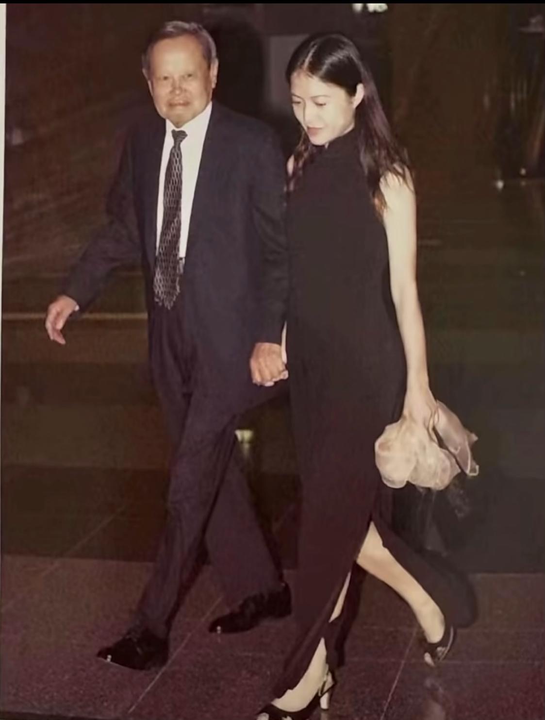 杨振宁年轻时候那也是风度翩翩的美男子，更别说他老了以后沉淀如海一般的学识，气度，