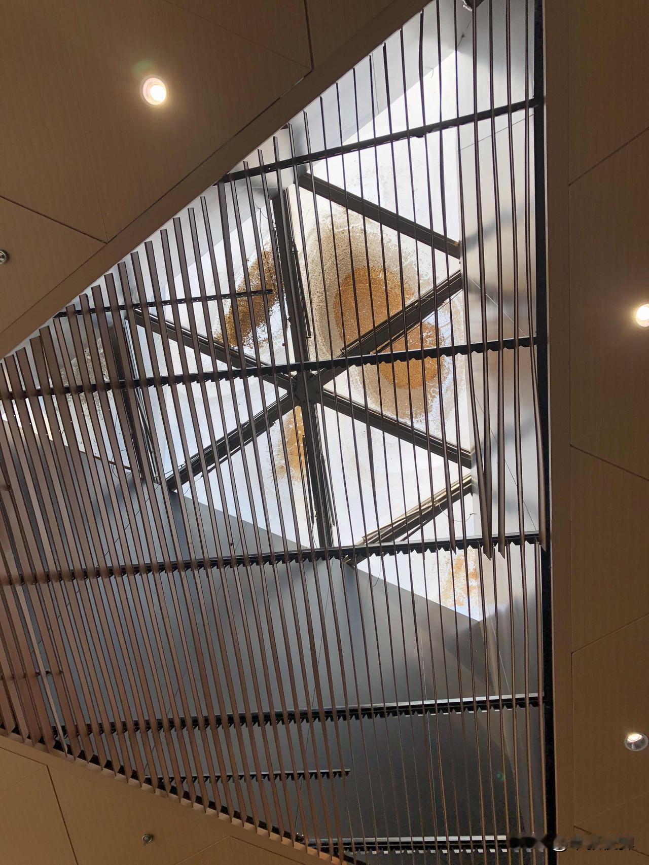 上海南站地铁换乘大厅，这采光天井，不仅不知道多久没去保洁清洗过，吊顶隔栅铝条工人