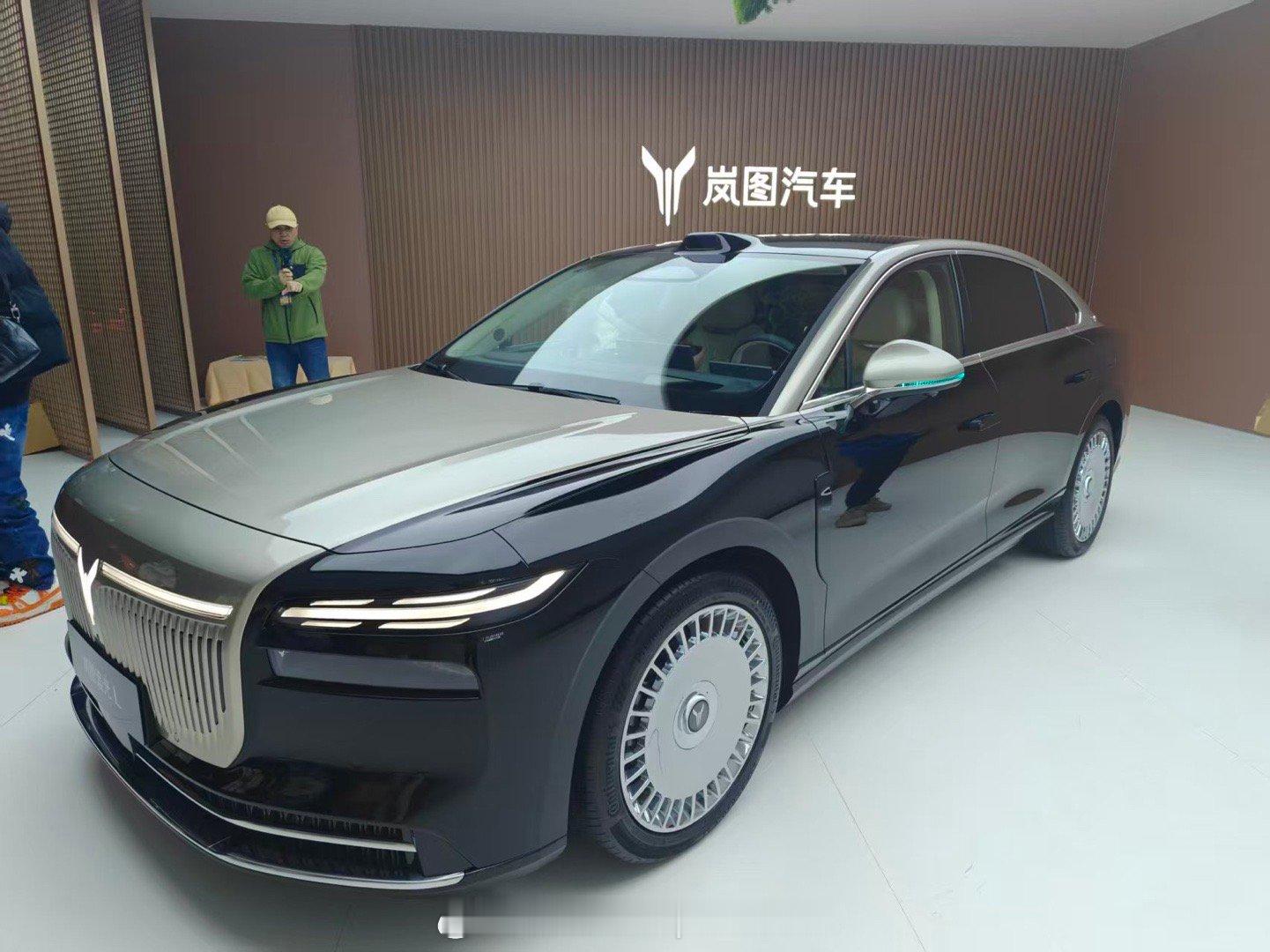 岚图的旗舰轿车，岚图追光L上市了，27.99-30.99万车长5米1，车宽接近2