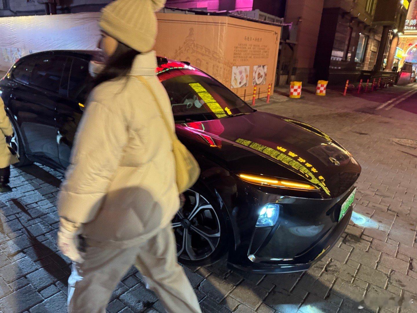 嚯，打车打到一台et5兄弟人挺好，和我们说了不少他眼中小时候的哈尔滨车好，人也好