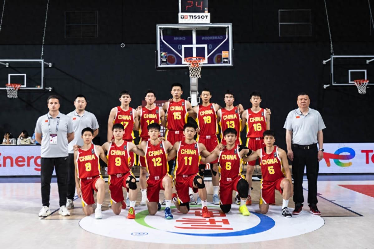 张懿赵杰首节12分，替补张宇辰两记三分拉开比分，中国队33-20结束首节。光看