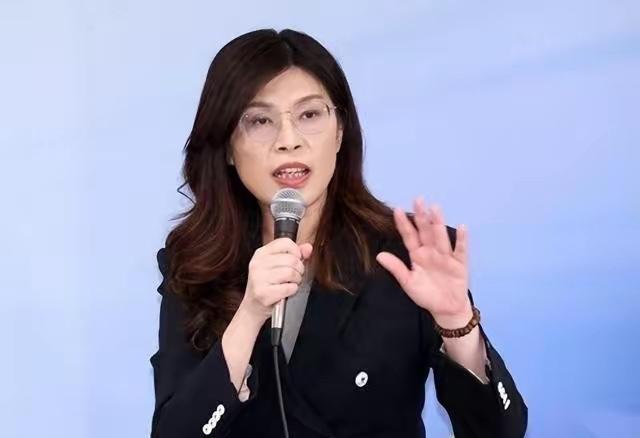 郑丽文现在估计肠子都悔青了。她没料到向熊本地震捐100万新台币，会被拿去和4