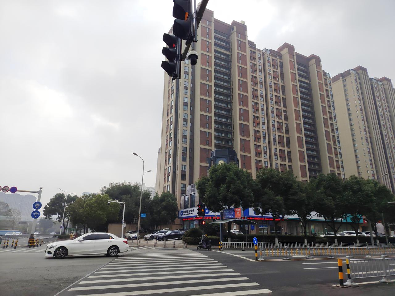 临近过年，如果觉得走亲戚麻烦，一家一家去走动，挺耗费时间。其实，也还有另一种方式