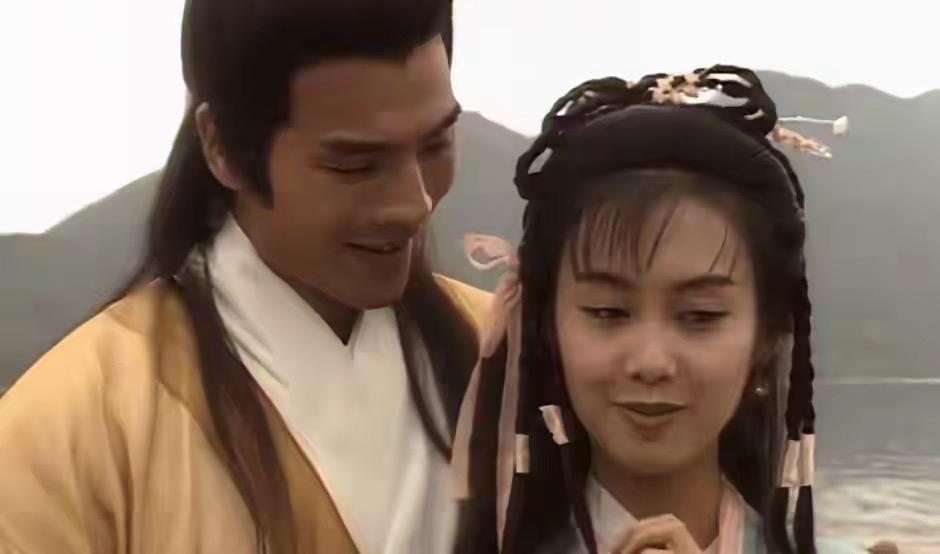 《倚天屠龙记》是否写了一半换了主角？换了两次。“黄蓉式的俏皮心机女+郭靖