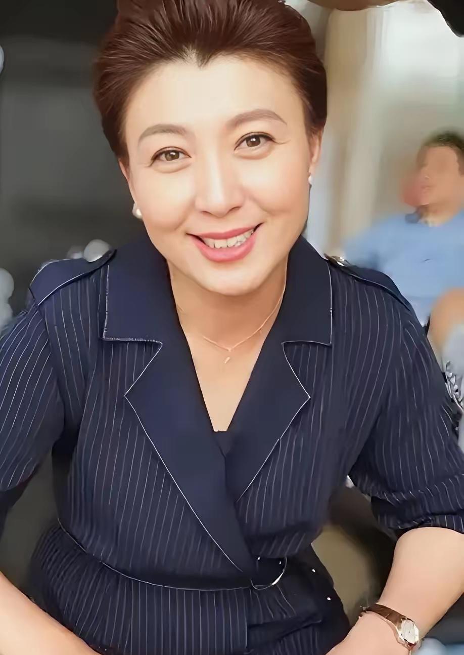 十万块，买了三个小时的流量。她在片场穿上贵妃华服，镜头对准自己开始卖货。播了