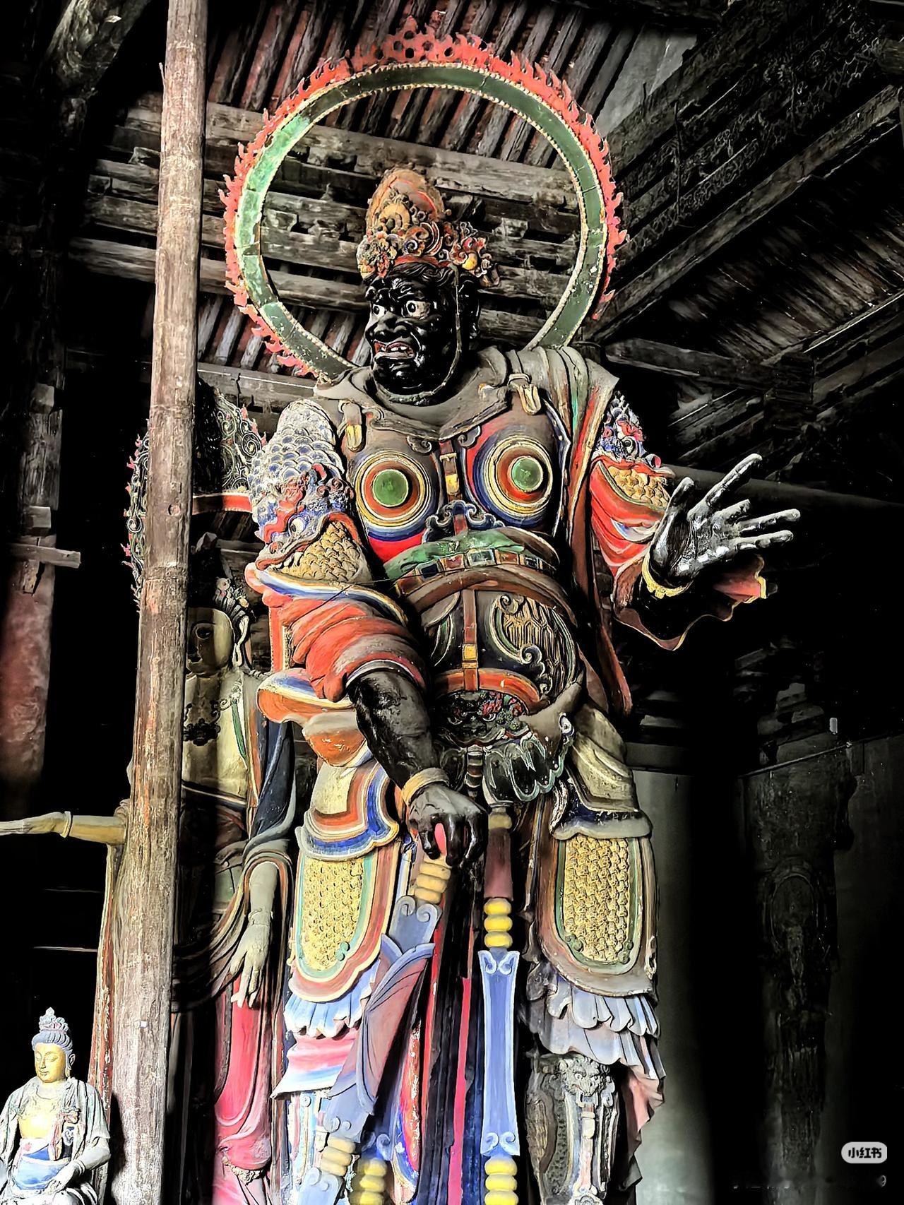 在这里，八百年不过是半米的距离山西朔州崇福寺弥陀殿眼睛适应黑暗的一瞬间