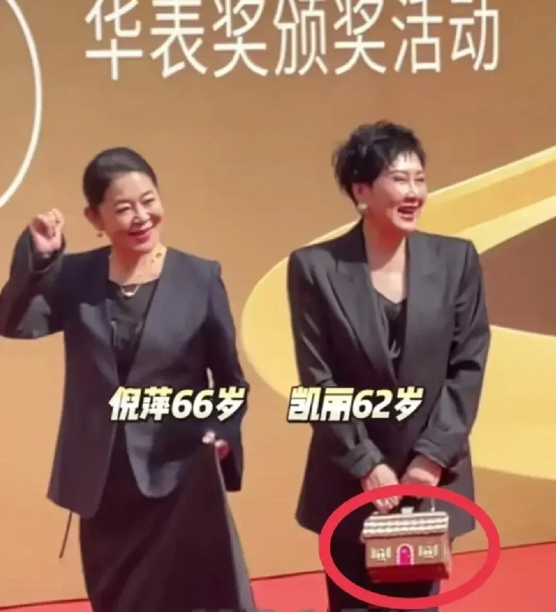 近日演员张凯丽出席华表奖颁奖典礼，一身深色西装搭配干练的短发，看着非常优雅大气。