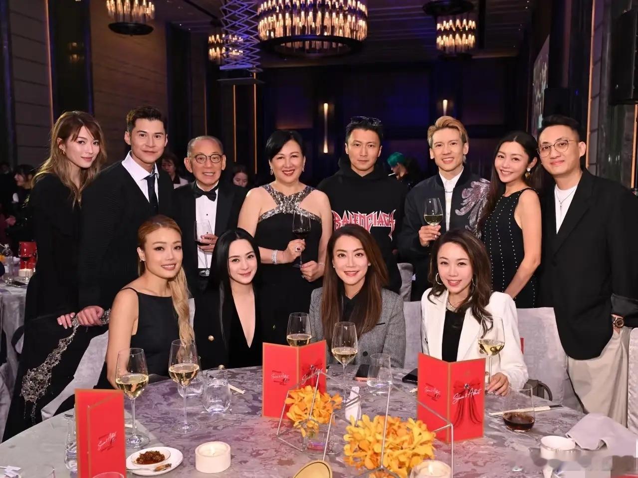 英皇老板和老板娘的40周年纪念晚宴,大合影来咯,星光熠熠!之前知道结婚50周年是