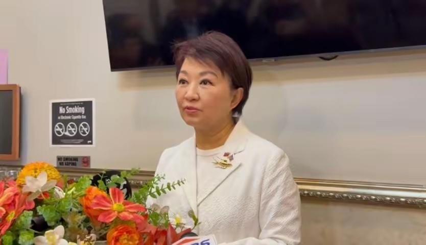 卢秀燕美国行还没结束就忘了自己的身份？这趟美国行，卢秀燕步子迈得有点大。她一