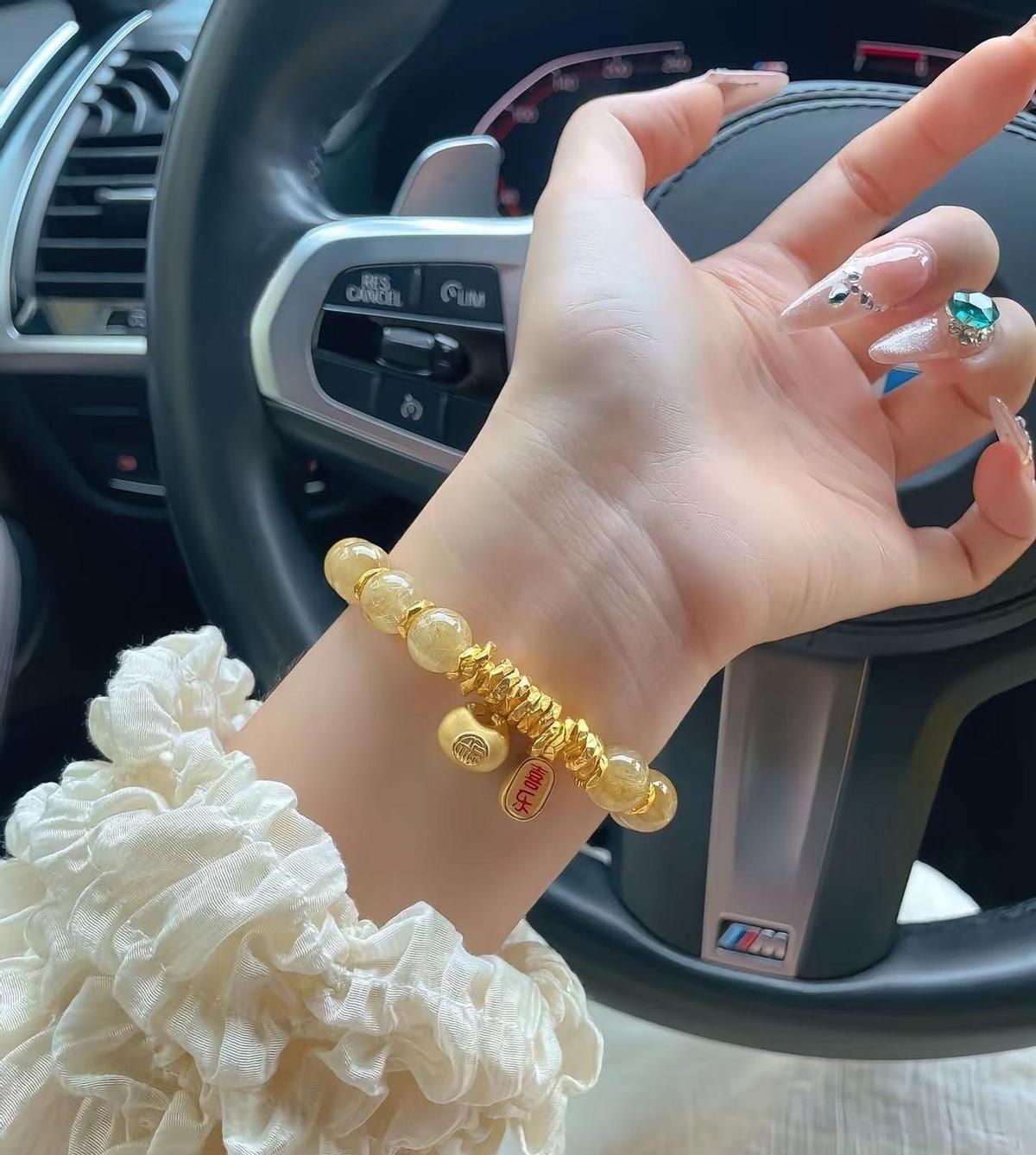 黄金配水晶，不靠开光，靠实打实的戴得住。黄水晶不烫手，真货就是凉得稳，假货一摸