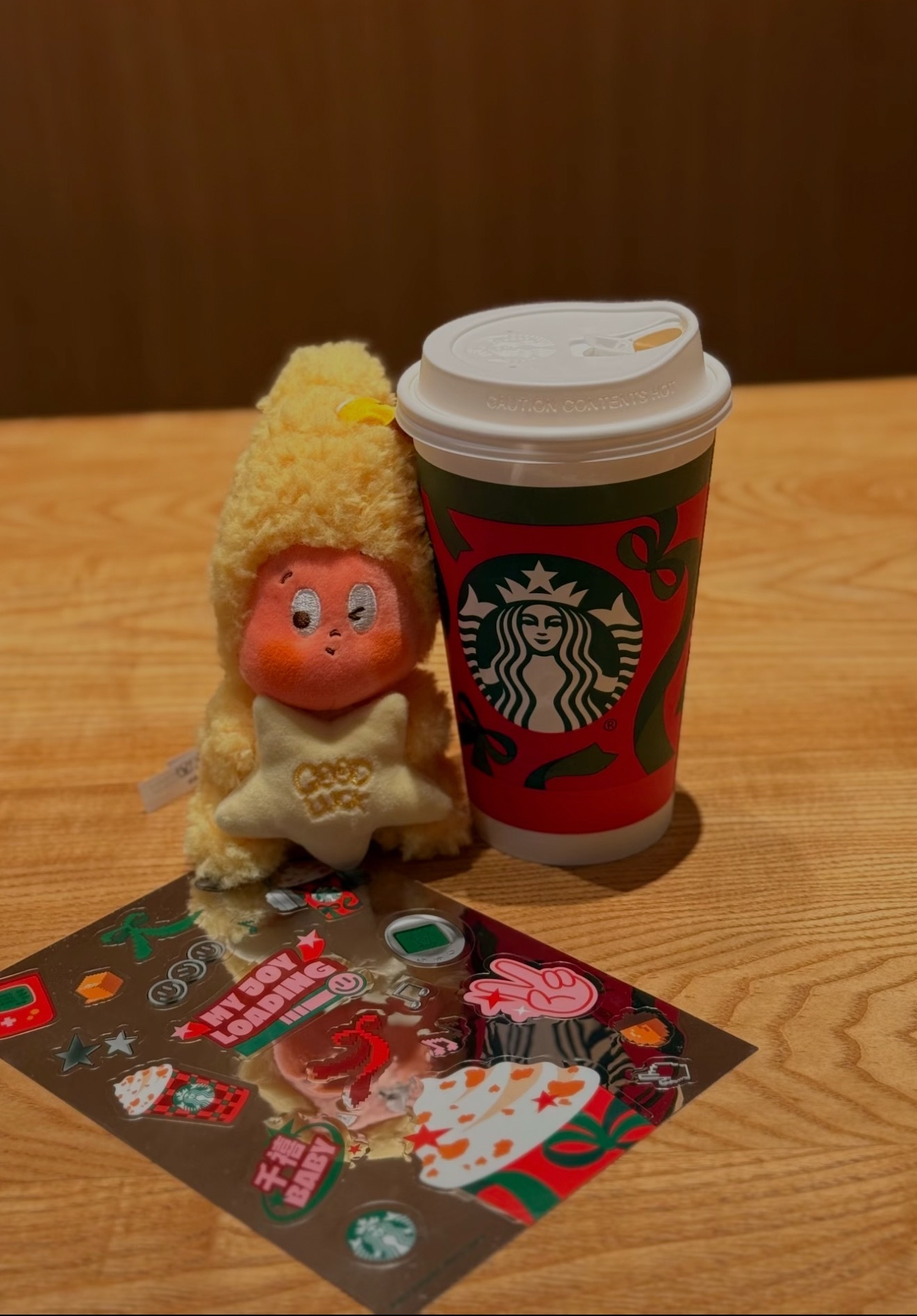 印象中星巴克一致走的是休闲商务风格的咖啡店，基本都是开在写字楼下，方便办公和谈事