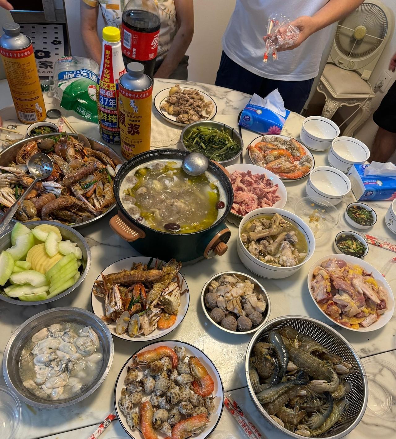 我们老家的风俗是，老人了，抬丧的不要请，一个村的年轻人中，只要是在家有力气的男